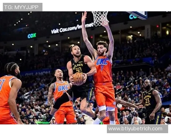 勇士库里复出迎战雷霆球队攻防兼备争夺胜利